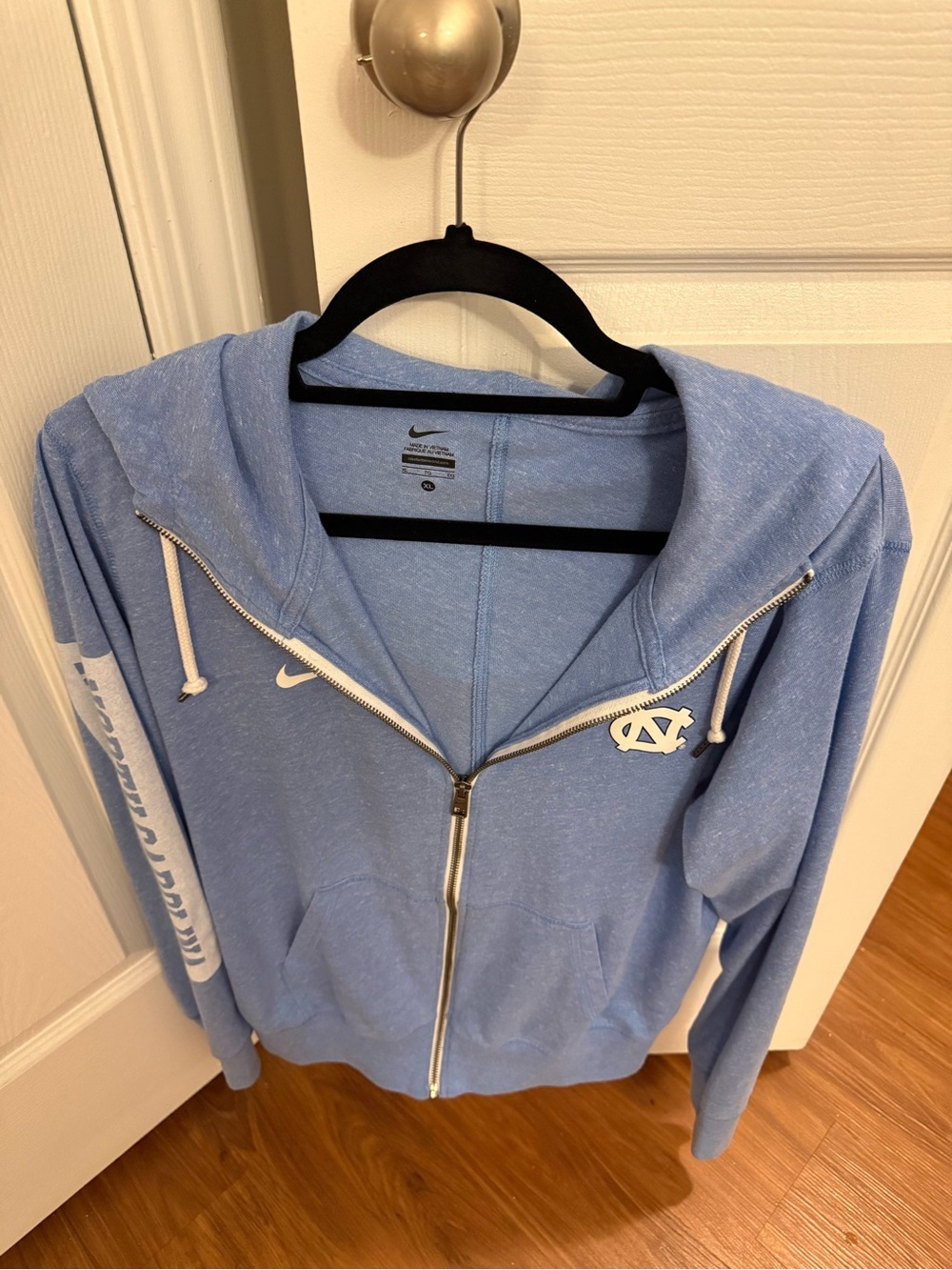 Nike women’s Unc Carolina Blue Full-Zip Hoodie with NC Emblem. Xl
